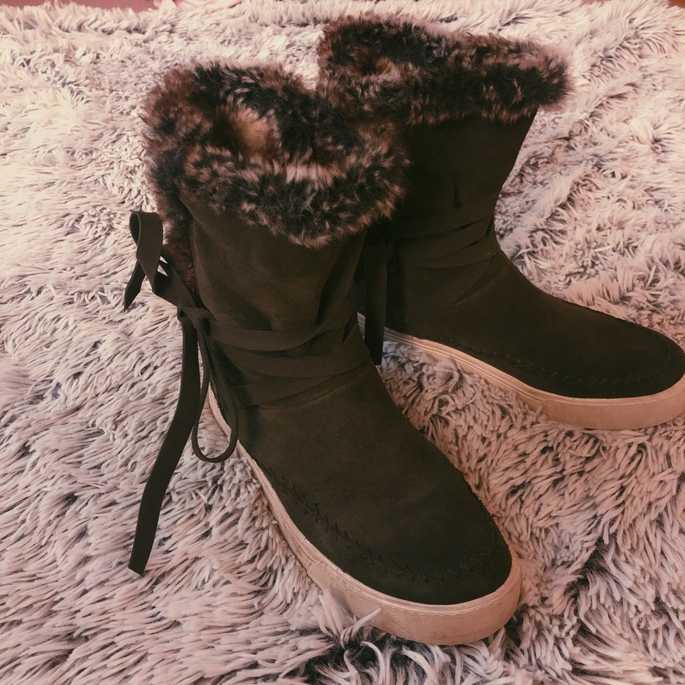 •TOMS faux fur boots•